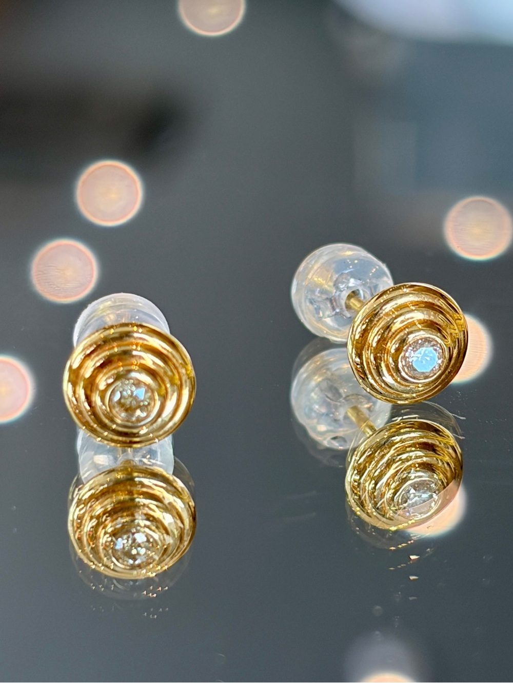 NWOT Certified 18K Yellow Solid Gold with a spiral design Genuine Diamonds Studs